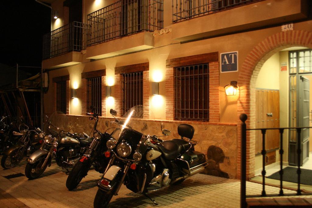 Apartamentos Turisticos Mirayuste Guadalupe  Exteriör bild